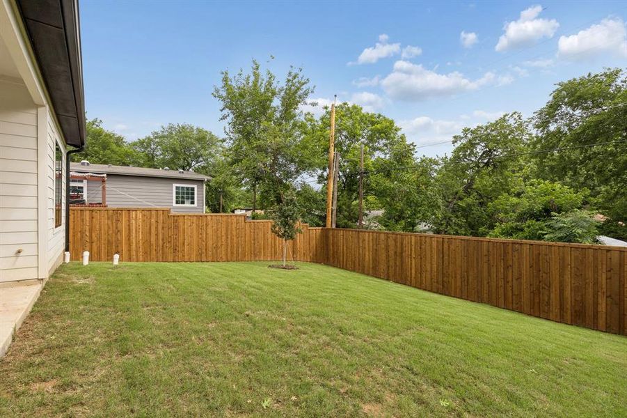 Exterior details and patio area of a home in , Dallas (Image 3).