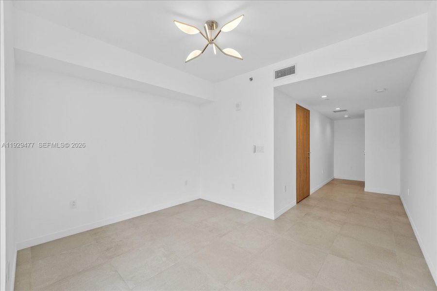 Spacious, unfurnished interior of a new home in Onda, Bay Harbor Islands (Image 26).