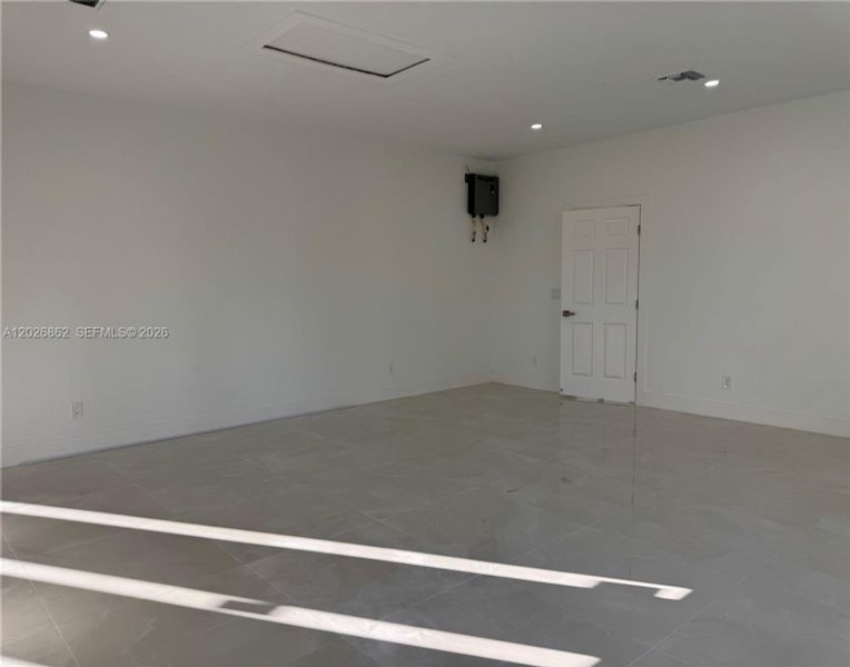 Spacious, unfurnished interior of a new home in , Lehigh Acres (Image 13).