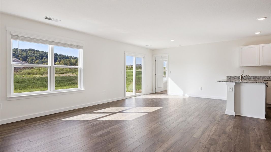 Spacious, unfurnished interior of a new home in Emory Creek, Harriman (Image 11).
