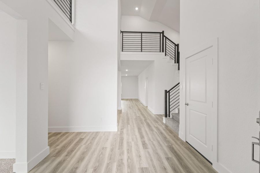 Spacious, unfurnished interior of a new home in Riverside Estates, Mont Belvieu (Image 10).