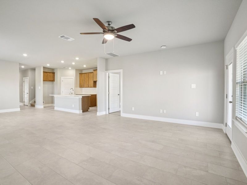 Spacious, unfurnished interior of a new home in Lark Canyon, New Braunfels (Image 20).