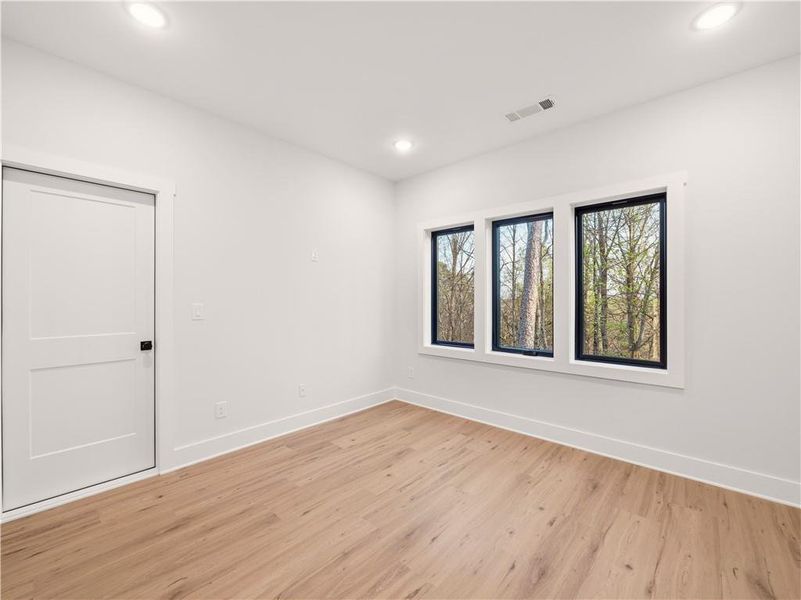 Spacious, unfurnished interior of a new home in , Gainesville (Image 29).