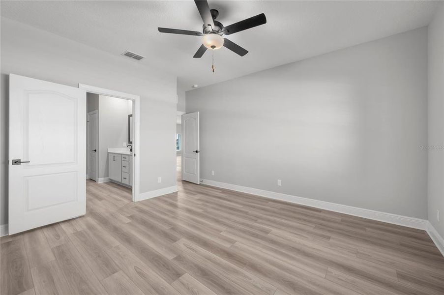 Spacious, unfurnished interior of a new home in Gum Lake Preserve, Lake Alfred (Image 28).