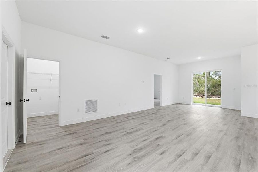 Spacious, unfurnished interior of a new home in , Ocala (Image 29).