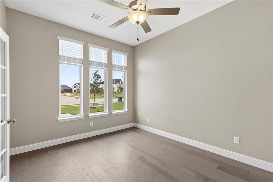 Spacious, unfurnished interior of a new home in Kentsdale Farms, DeSoto (Image 20).
