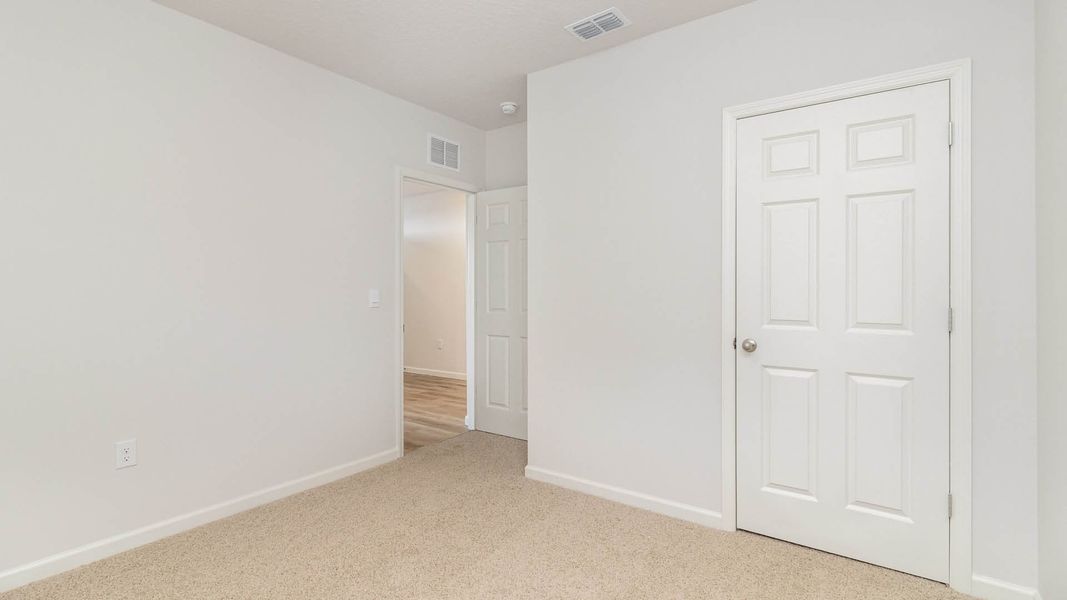 Spacious, unfurnished interior of a new home in Cypress Bay West, Palm Bay (Image 21).