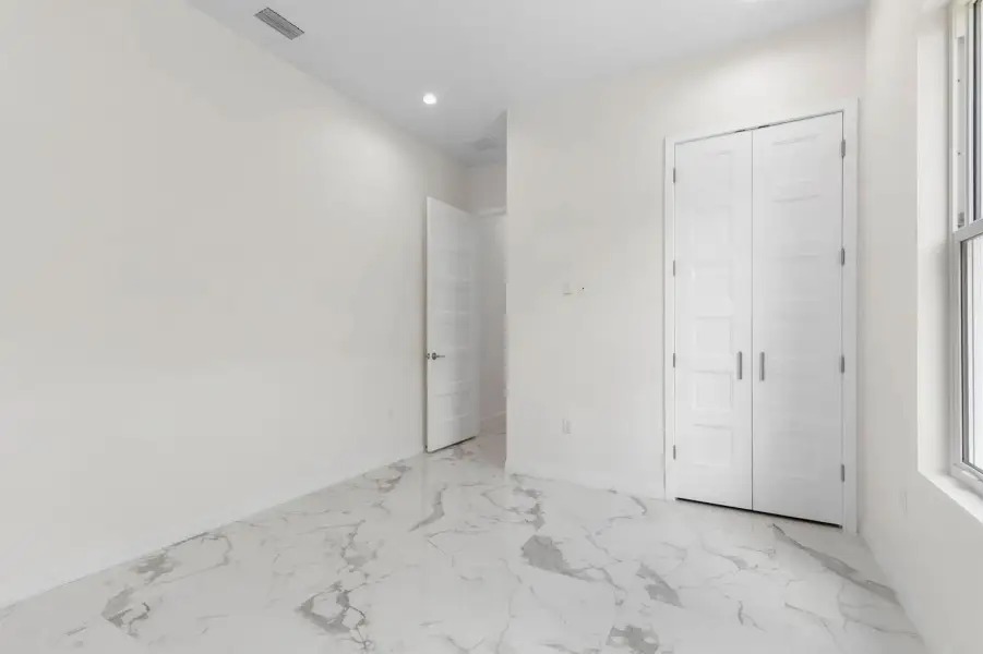48-web-or-mls-116 Longview Way N-45