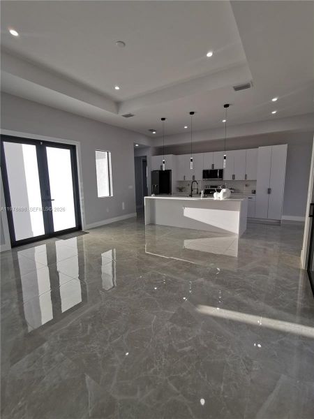 Spacious, unfurnished interior of a new home in , Cape Coral (Image 19).