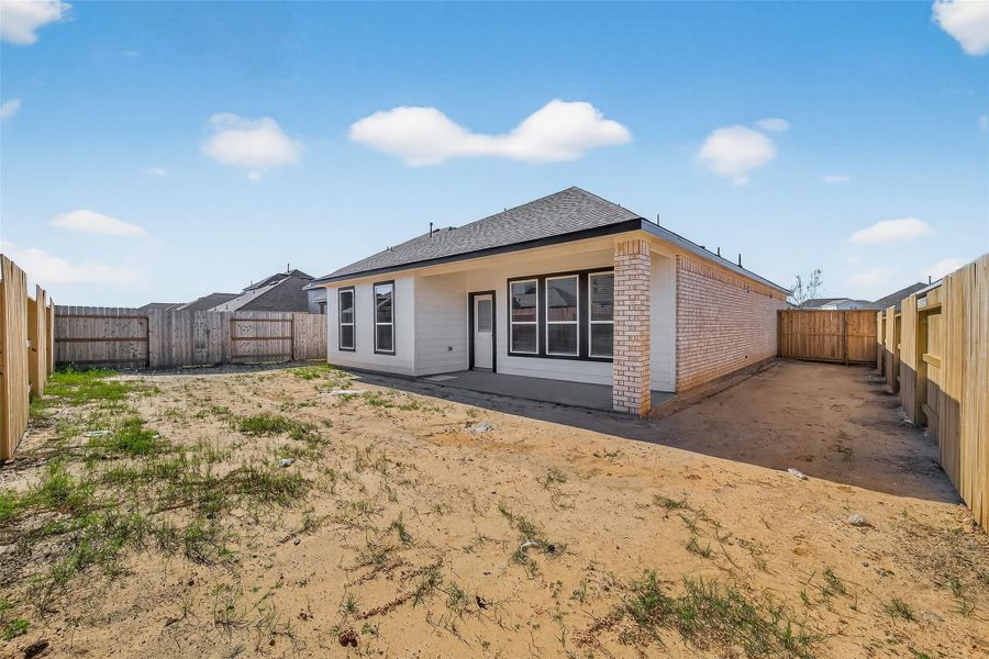 Exterior details and patio area of a home in Lago Mar, Texas City (Image 23).