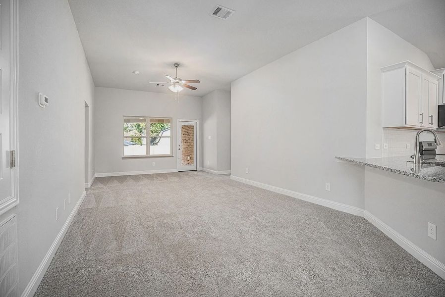Spacious, unfurnished interior of a new home in Kiber Reserve, Angleton (Image 10).