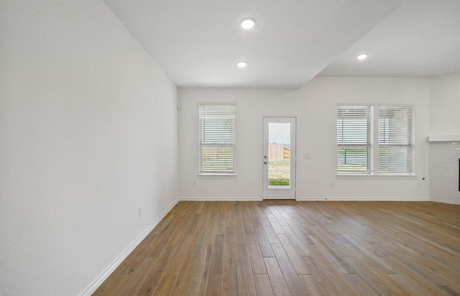 Spacious, unfurnished interior of a new home in Sunterra, Katy (Image 11).