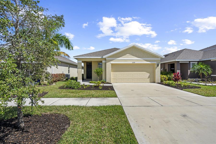 Exterior details and patio area of a home in , Port St. Lucie (Image 20).