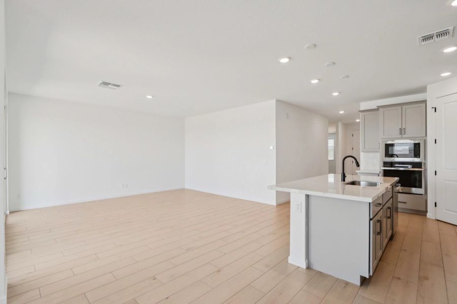 Great room and gourmet kitchen. Finishes and options may vary by community. Great room and gourmet kitchen. Finishes and options may vary by community.