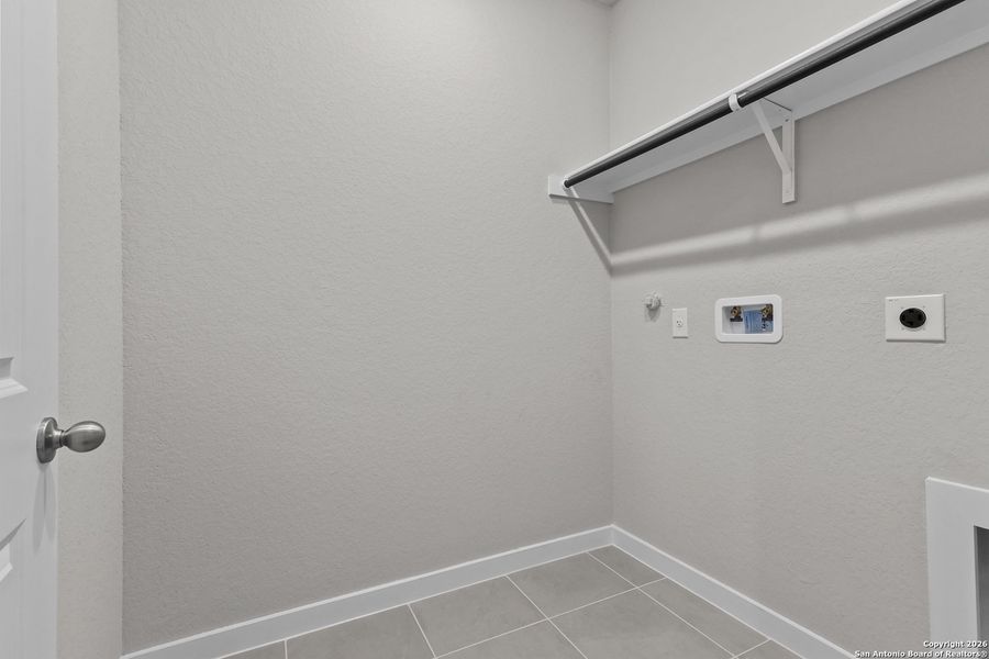 Spacious, unfurnished interior of a new home in Garden Grove, Schertz (Image 23).