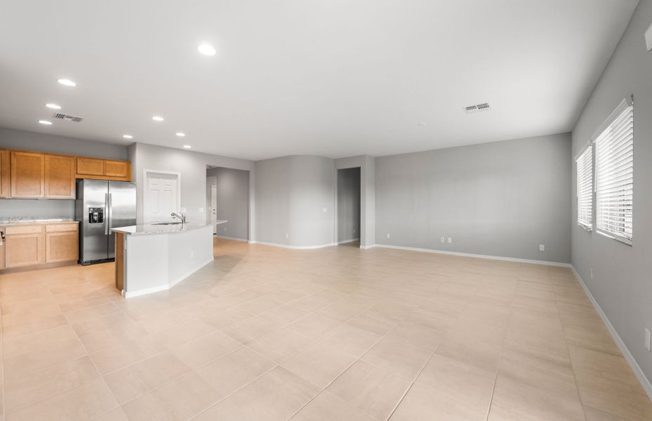 Spacious, unfurnished interior of a new home in El Cidro, Goodyear (Image 15).
