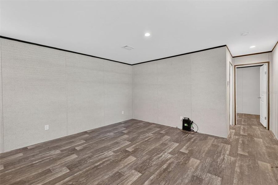 Spacious, unfurnished interior of a new home in , Bushnell (Image 17).