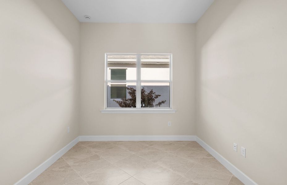 Spacious, unfurnished interior of a new home in Del Webb Oak Creek, North Fort Myers (Image 15).