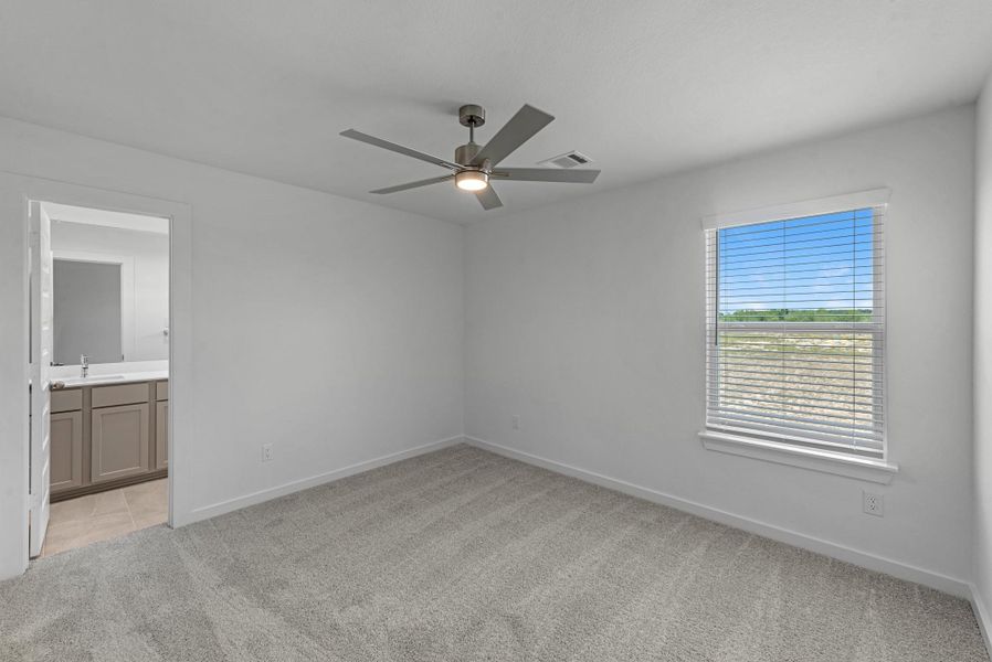 Spacious, unfurnished interior of a new home in Grand Mason Crossing, Katy (Image 16).