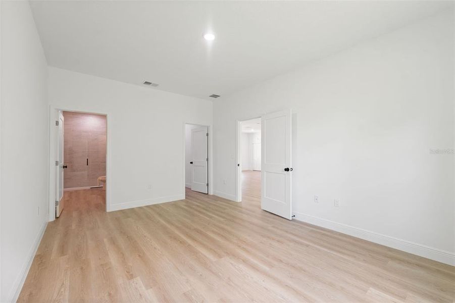 Spacious, unfurnished interior of a new home in , Ocala (Image 14).