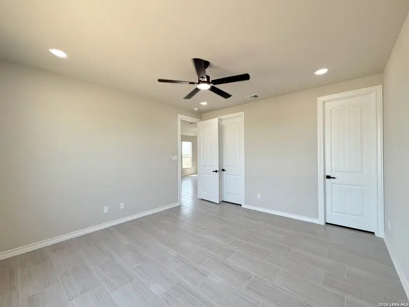 Spacious, unfurnished interior of a new home in , La Vernia (Image 12).