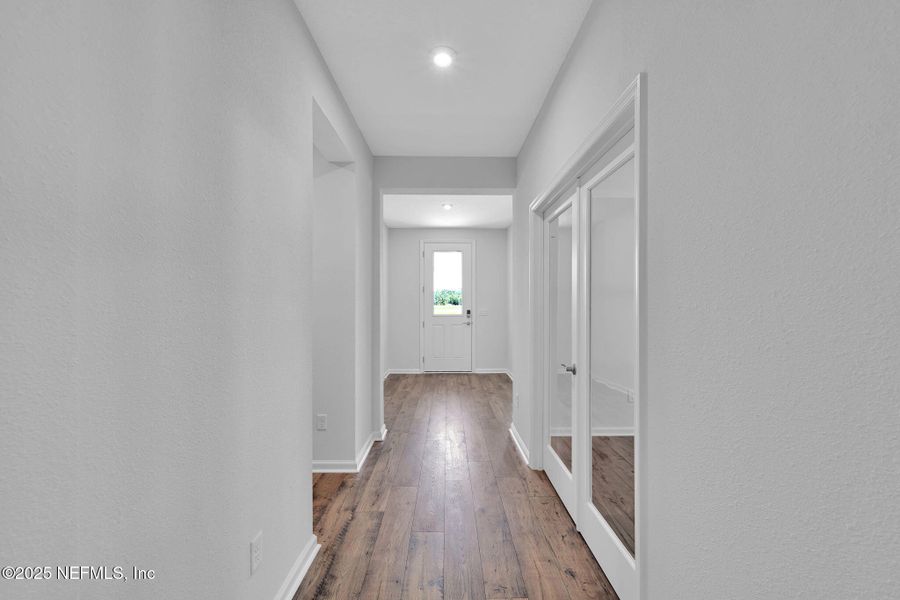 Spacious, unfurnished interior of a new home in McGirt's Creek, Yulee (Image 36).