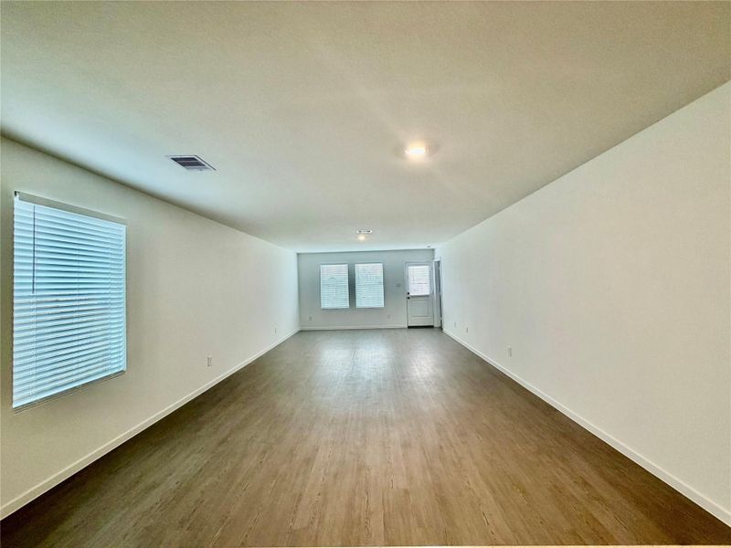 Spacious, unfurnished interior of a new home in Esperanza, Richmond (Image 9).