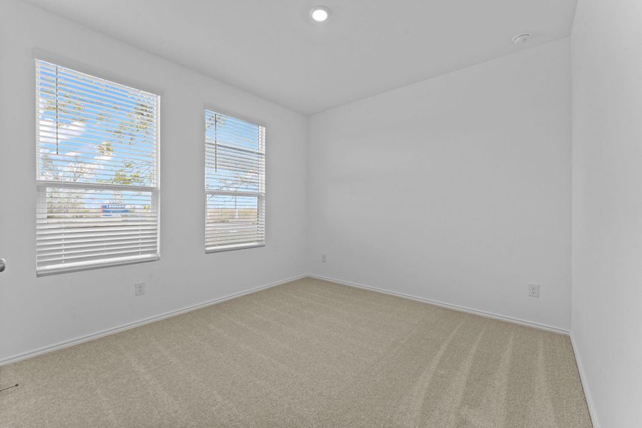 Spacious, unfurnished interior of a new home in Schriber Ranch, Mustang Ridge (Image 14).