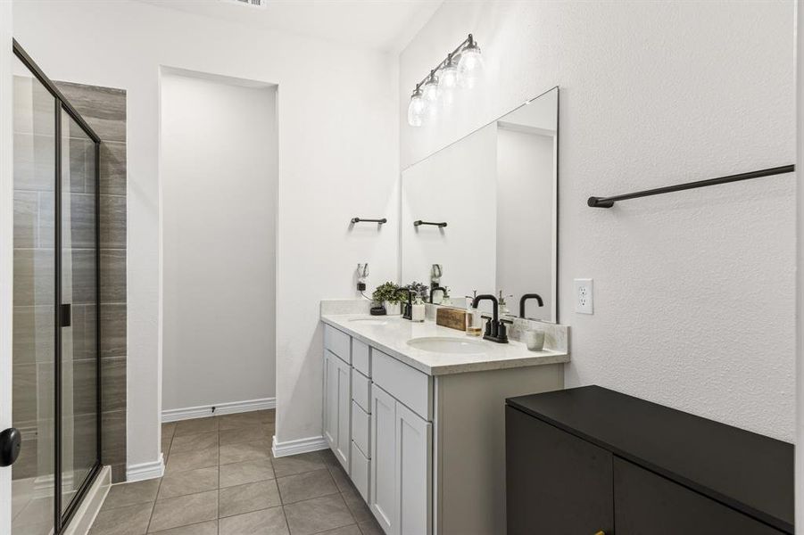 Primary bath - dual sinks, oversized shower & 2 linen closets!