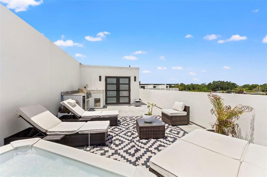 Exterior details and patio area of a home in , Pinellas Park (Image 3).