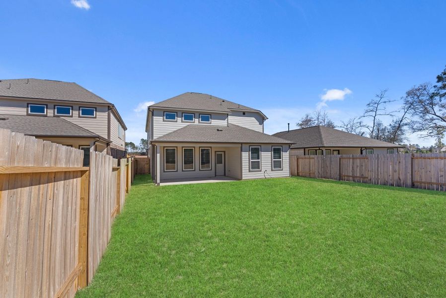 Exterior details and patio area of a home in Barton Creek Ranch, Conroe (Image 4).