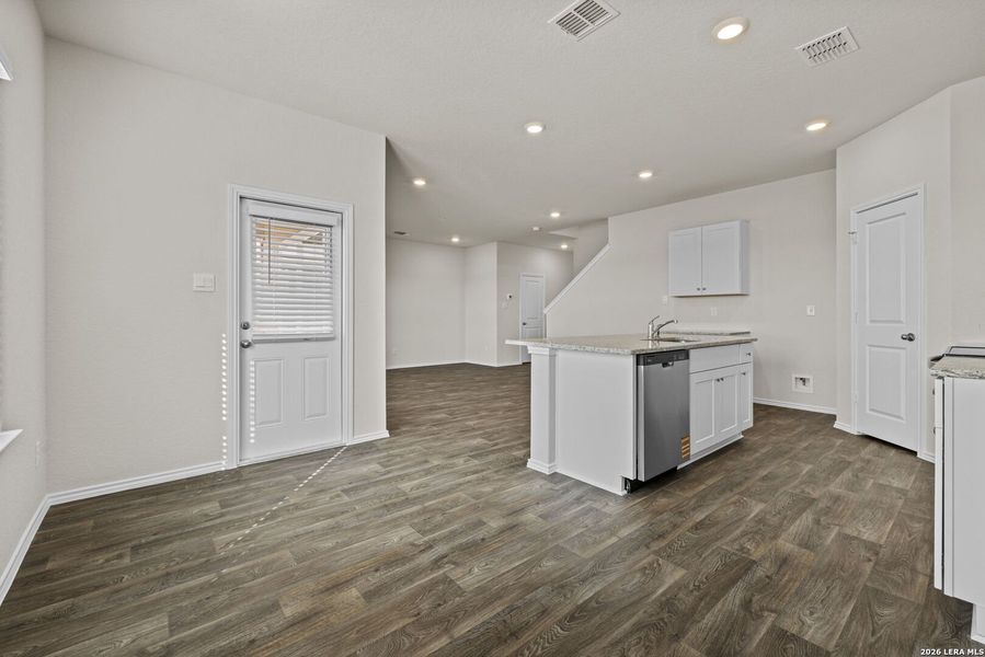 Spacious, unfurnished interior of a new home in Stonehill, San Antonio (Image 16).