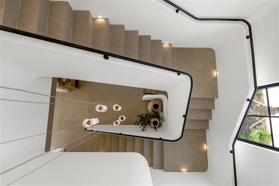 dash_STAIRS_OVERHEAD dash_STAIRS_OVERHEAD