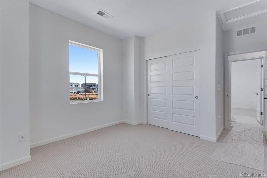 Spacious, unfurnished interior of a new home in Crescendo at The Aurora Highlands, Aurora (Image 40).