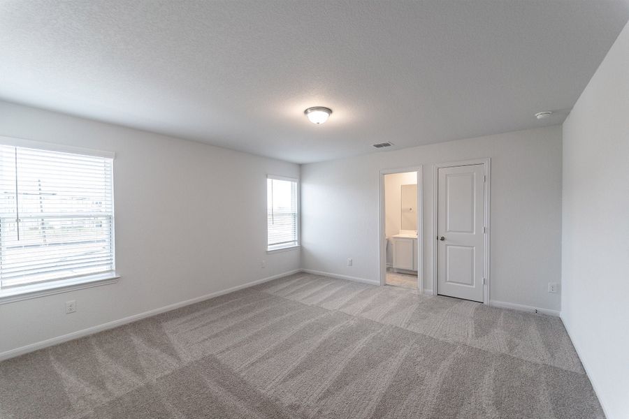 Spacious, unfurnished interior of a new home in Mesa Vista, San Antonio (Image 13).