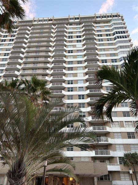 Condo located in Hallandale Beach, FL showcasing its design and architecture (Image 15).