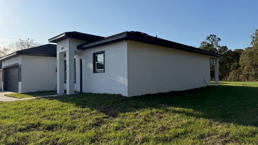 Exterior details and patio area of a home in , Kissimmee (Image 3).