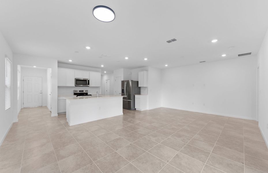 Spacious, unfurnished interior of a new home in Caloosa Cove, Labelle (Image 21).