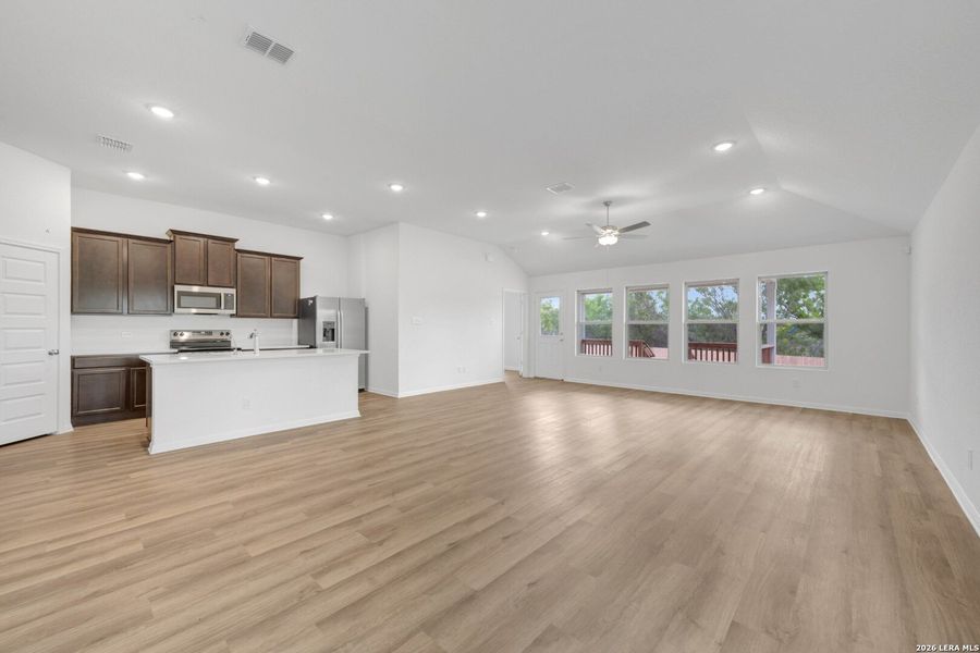 Spacious, unfurnished interior of a new home in Cinco Lakes, San Antonio (Image 29).