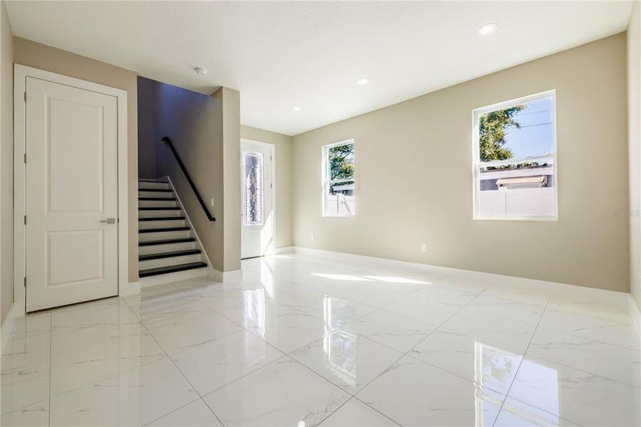 Spacious, unfurnished interior of a new home in , Tampa (Image 30).
