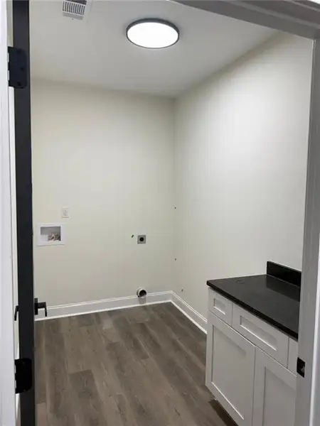 Spacious, unfurnished interior of a new home in , Warner Robins (Image 6).