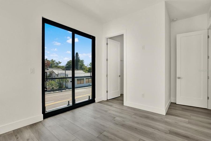 Spacious, unfurnished interior of a new home in , St. Petersburg (Image 28).