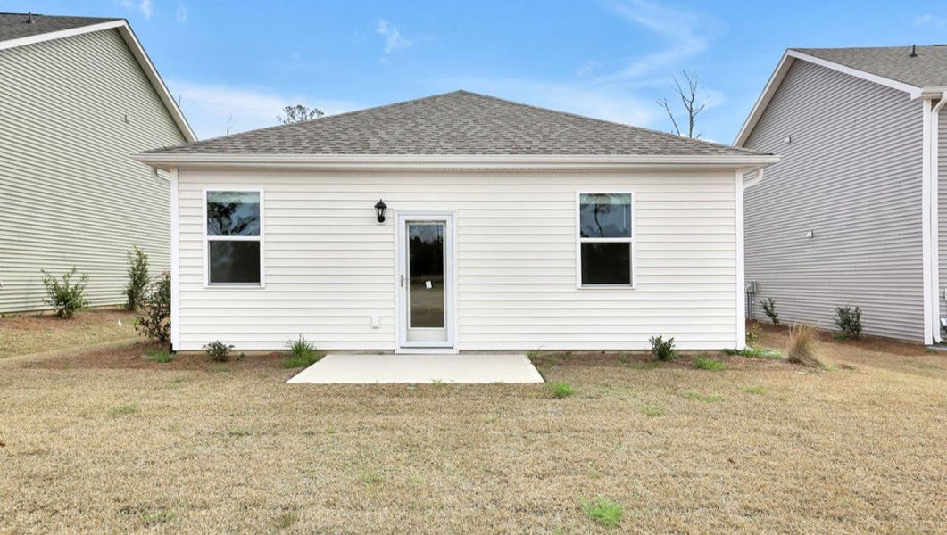 Exterior details and patio area of a home in Eagle Creek, Bolivia (Image 20).