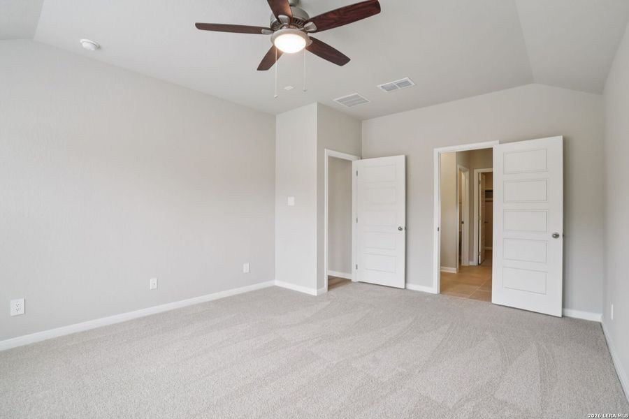 Spacious, unfurnished interior of a new home in Royal Crest, San Antonio (Image 21).