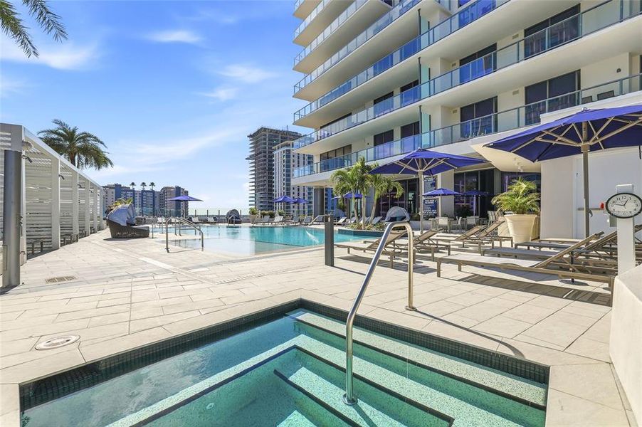 Condo located in St. Petersburg, FL showcasing its design and architecture (Image 48).