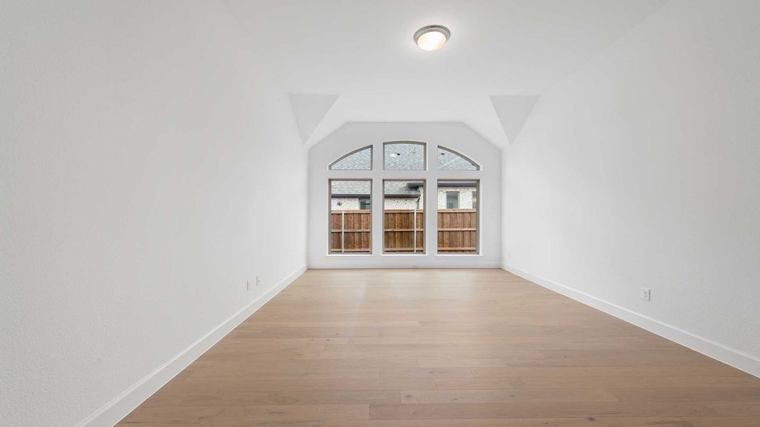 Spacious, unfurnished interior of a new home in Myrtle Creek, Waxahachie (Image 15).