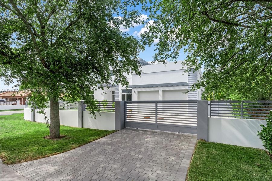 Exterior details and patio area of a home in , Doral (Image 24).