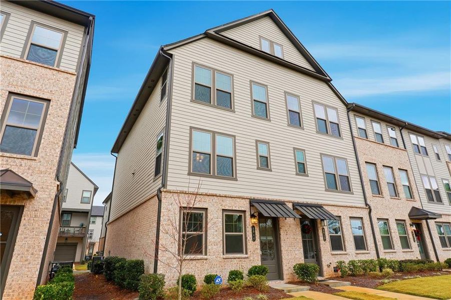 Condo located in Atlanta, GA showcasing its design and architecture (Image 4).