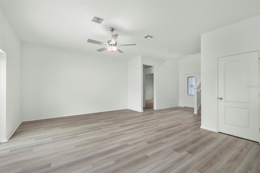 Spacious, unfurnished interior of a new home in Tula Parc, Astatula (Image 11).
