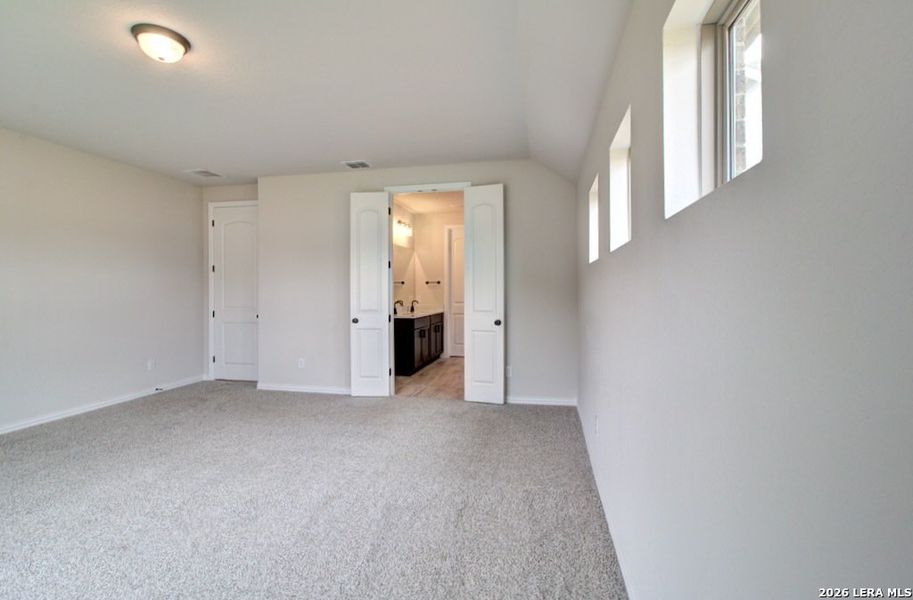Spacious, unfurnished interior of a new home in Meyer Ranch - Enclave, New Braunfels (Image 8).